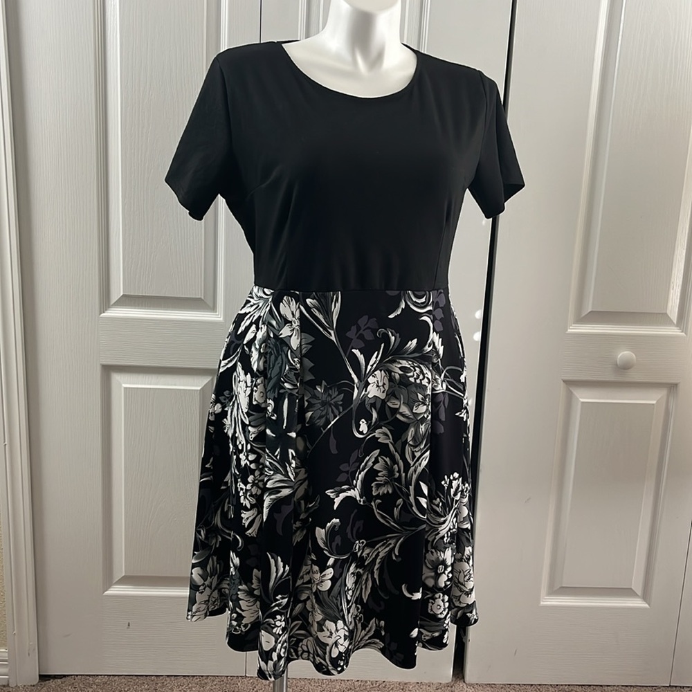 B&W Casual Fitted Dress w/ Pockets